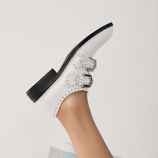 black white leather brogue flat shoes rivets studs belt metal buckle leather shoes woman pointed toe
black white leather brogue flat shoes rivets studs belt metal buckle leather shoes woman pointed toe