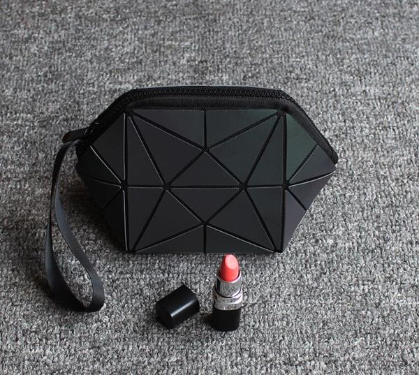 shell-shaped semi-circular irregular geometric cosmetic bag color rhombic luminous bag geometric pattern ugqtq, Red;black
shell-shaped semi-circular irregular geometric cosmetic bag color rhombic luminous bag geometric pattern ugqtq, Red;black