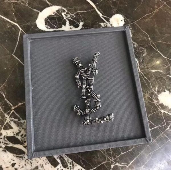 2019 новая звезда с буквой алмазов брошь мода простой и элегантный костюм пиджак бу
2019 новая звезда с буквой алмазов брошь мода простой и элегантный костюм пиджак бу