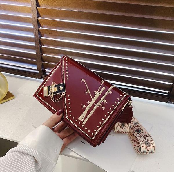 factory wholesale women handbag new patent leather chain bag personality mortise lock women messenger bag western style embroidery shoulder
factory wholesale women handbag new patent leather chain bag personality mortise lock women messenger bag western style embroidery shoulder