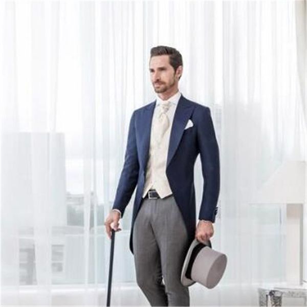 2019 new italian style groom tuxedos men suits 3 piece(jacket+pant+vest+tie) wedding prom blazer masculino costume homme, White;black
2019 new italian style groom tuxedos men suits 3 piece(jacket+pant+vest+tie) wedding prom blazer masculino costume homme, White;black