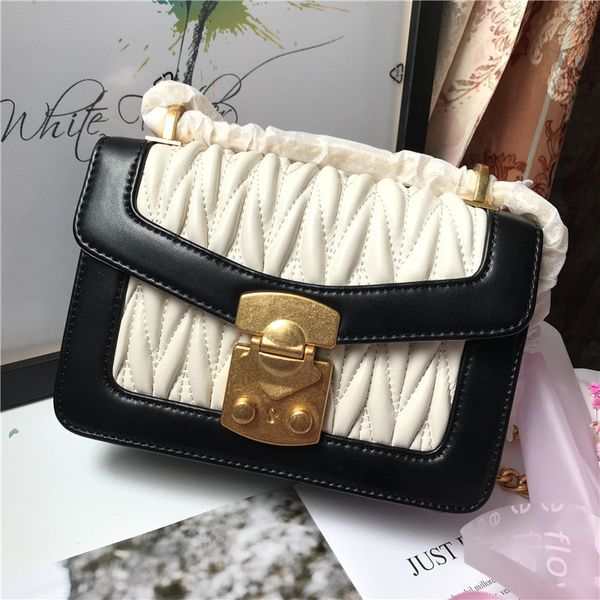 2019 genuine leather woman package fold lock catch small square package leisure time chain single shoulder satchel
2019 genuine leather woman package fold lock catch small square package leisure time chain single shoulder satchel