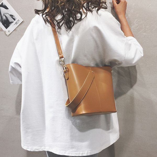 2020 new shoulder bag women's casual fashion korean version large capacity bucket bag crossbody
2020 new shoulder bag women's casual fashion korean version large capacity bucket bag crossbody