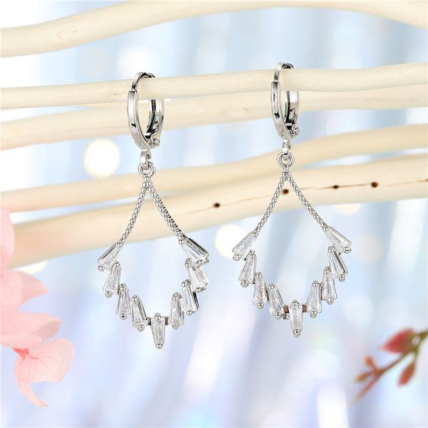 1pair new bohemian clear crystal triangle hoop earrings for women trendy rhinestone hollow geometric pendant ear stud jewelry, Golden;silver
1pair new bohemian clear crystal triangle hoop earrings for women trendy rhinestone hollow geometric pendant ear stud jewelry, Golden;silver