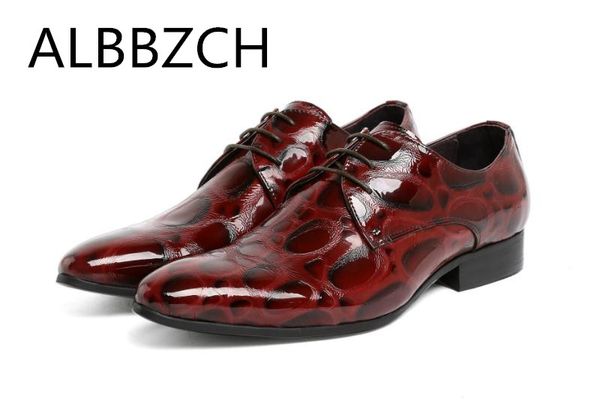 new quality cow patent leather dress men shoes red black luxury wedding shoes mens leisure party pointed toe fashion derby
new quality cow patent leather dress men shoes red black luxury wedding shoes mens leisure party pointed toe fashion derby