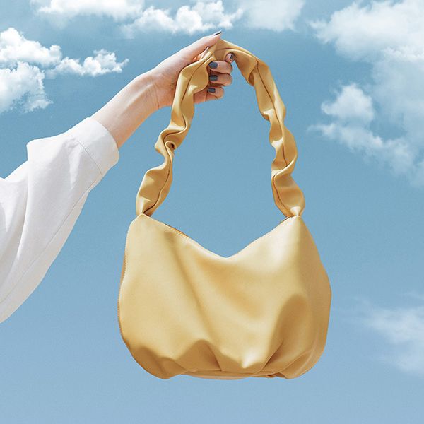 simple ruched women shoulder bags solid color underarm cloud women handbag soft leather lady hand bag pleated bag 2020 new
simple ruched women shoulder bags solid color underarm cloud women handbag soft leather lady hand bag pleated bag 2020 new