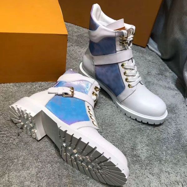 2020 autumn and winter popular fashion designer brand ladies buckle boots designer ladies glazed leather thick with rubber outsole boots, Black
2020 autumn and winter popular fashion designer brand ladies buckle boots designer ladies glazed leather thick with rubber outsole boots, Black