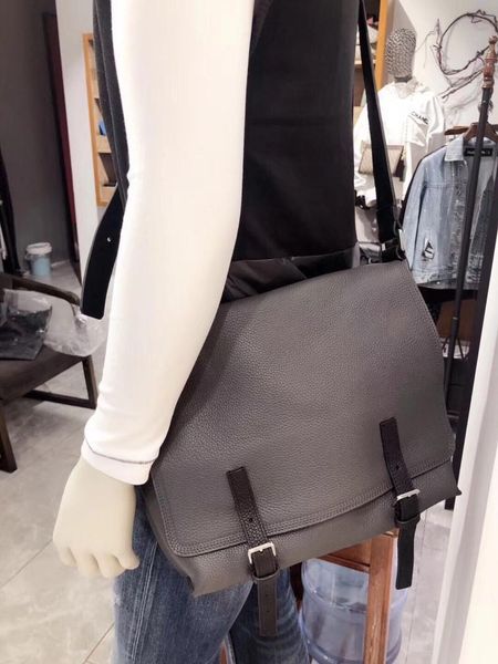 новый стиль известный дизайнерский бренд мужской кожи сумки casual или business messenger bag single shoulder bag 38
новый стиль известный дизайнерский бренд мужской кожи сумки casual или business messenger bag single shoulder bag 38