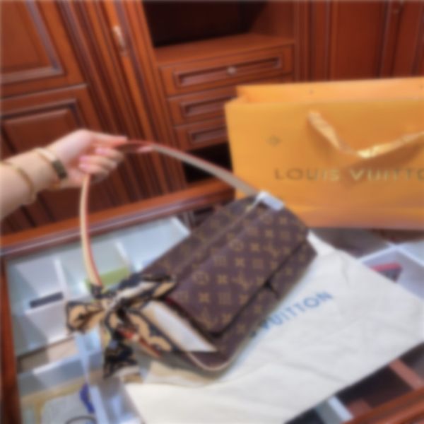 188834leather classic fashion handbag card bag zero wallet men's and women's backpacks single shoulder bag
188834leather classic fashion handbag card bag zero wallet men's and women's backpacks single shoulder bag