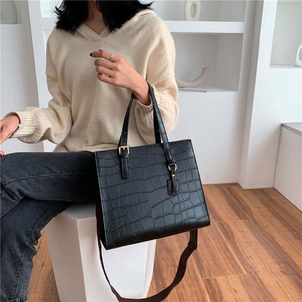 2020 new ladies crossbody bag large capacity crocodile pattern korean fashion casual simple solid color retro tote bag women's
2020 new ladies crossbody bag large capacity crocodile pattern korean fashion casual simple solid color retro tote bag women's