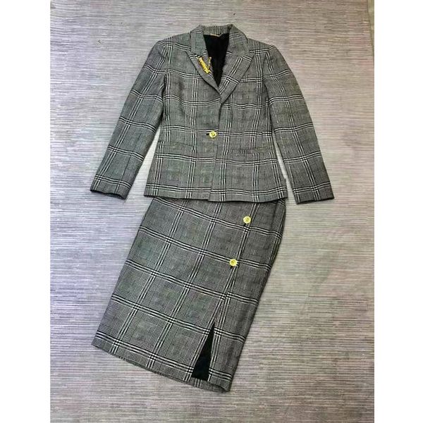 9.19 2019 autumn new fashion single button plaid pin wool turn-down collar long sleeve blazer coat + plaid button split skirt, White;black
9.19 2019 autumn new fashion single button plaid pin wool turn-down collar long sleeve blazer coat + plaid button split skirt, White;black