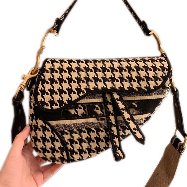 woman fashion handbag shoulder bags purse saddle bag canvas new style large capacity five choices with box 19*10cm
woman fashion handbag shoulder bags purse saddle bag canvas new style large capacity five choices with box 19*10cm