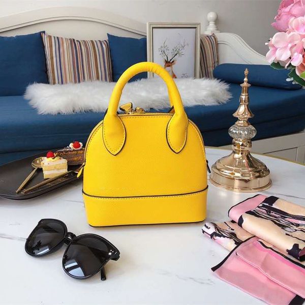 fashion designer genuine leather bag mini shell handbag bag messenger luxury tote b women brand box letter with reogw, Red;black
fashion designer genuine leather bag mini shell handbag bag messenger luxury tote b women brand box letter with reogw, Red;black