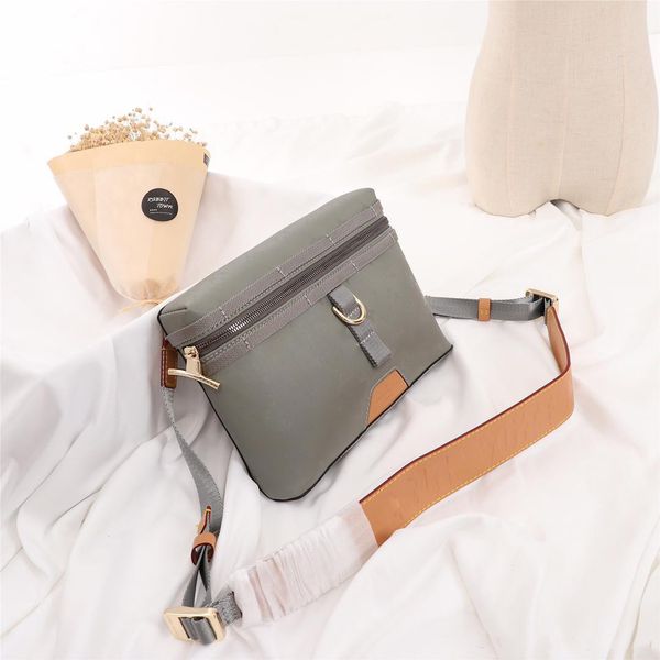 messenger bag for men new catwalk style small bags fashion men shoulder bags m43889 29.5*20*10.5cm
messenger bag for men new catwalk style small bags fashion men shoulder bags m43889 29.5*20*10.5cm
