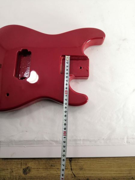 the bass guitar lift is sculpted from high-quality paulownia wood and is suitable for beginners
the bass guitar lift is sculpted from high-quality paulownia wood and is suitable for beginners