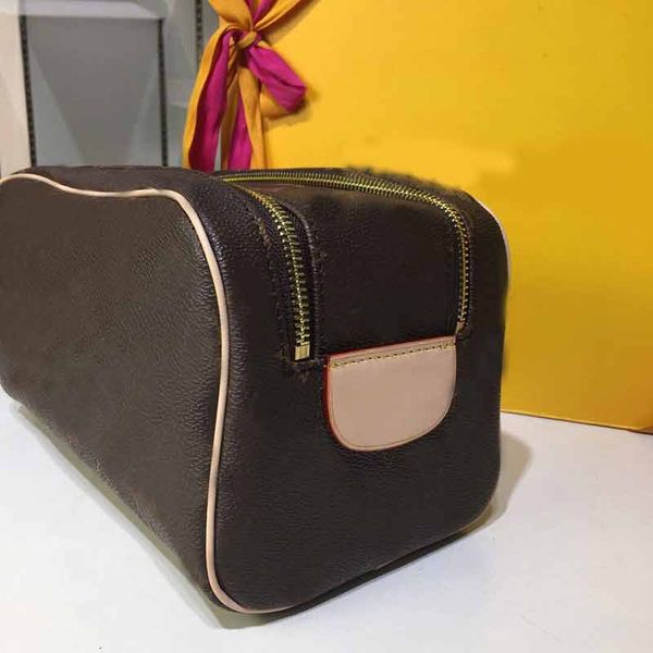 De igner handbag king ize toiletry women fa hion bag genuine leather l flower pattern ladie pur e bag
De igner handbag king ize toiletry women fa hion bag genuine leather l flower pattern ladie pur e bag