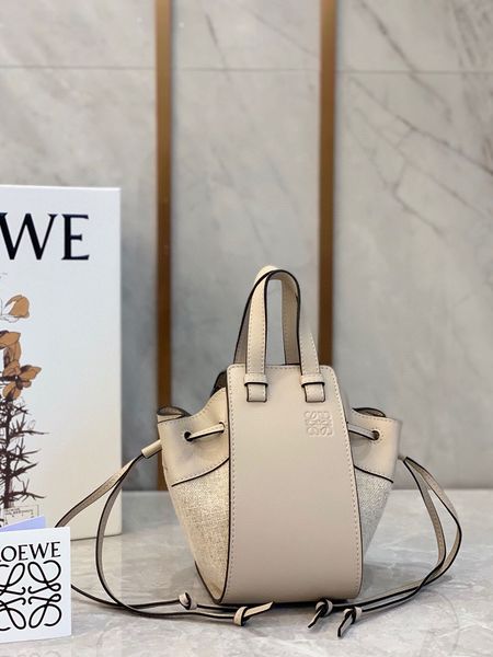 classic ladies handbags high-end custom quality handbags fashion fashion style on both sides of the design is drawstring mouth
classic ladies handbags high-end custom quality handbags fashion fashion style on both sides of the design is drawstring mouth