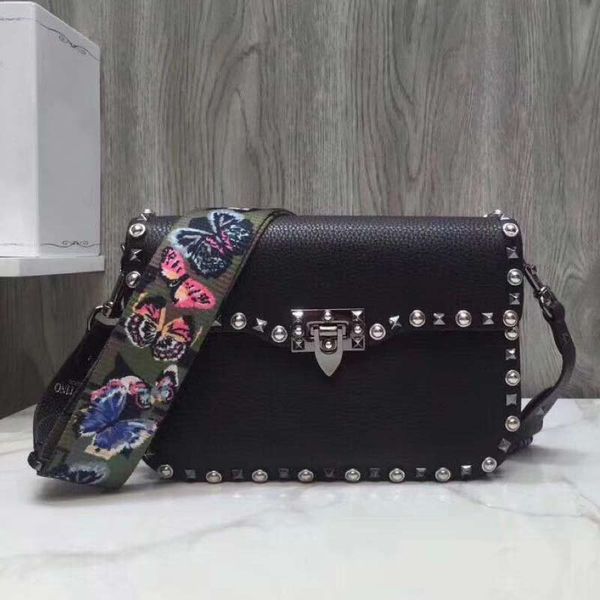 the bag is elegant and simple. the small messenger bag is made of rivets. wide shoulder belt made of cow leather
the bag is elegant and simple. the small messenger bag is made of rivets. wide shoulder belt made of cow leather