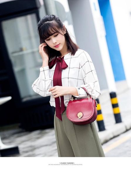 fashion simple shoulder messenger bag 2020 new women's portable piggy bag temperament ms. small
fashion simple shoulder messenger bag 2020 new women's portable piggy bag temperament ms. small
