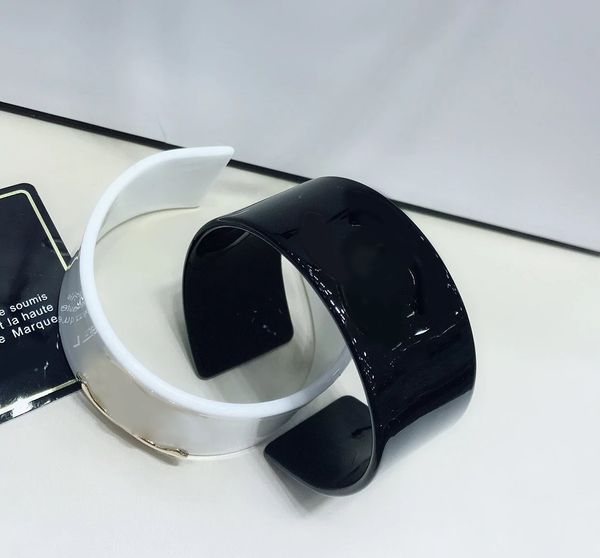new classical european black white fashion acrylic bracelet hand ornaments bangle accessories 6*2.8cm 2pcs for vip gift
new classical european black white fashion acrylic bracelet hand ornaments bangle accessories 6*2.8cm 2pcs for vip gift