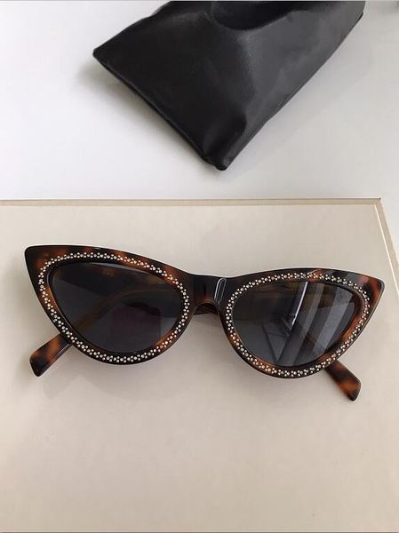 new fashion women sunglasses de 40191 men sunglasses simple and generous men sun glasses outdoor uv400 protection eyewear with case, White;black
new fashion women sunglasses de 40191 men sunglasses simple and generous men sun glasses outdoor uv400 protection eyewear with case, White;black