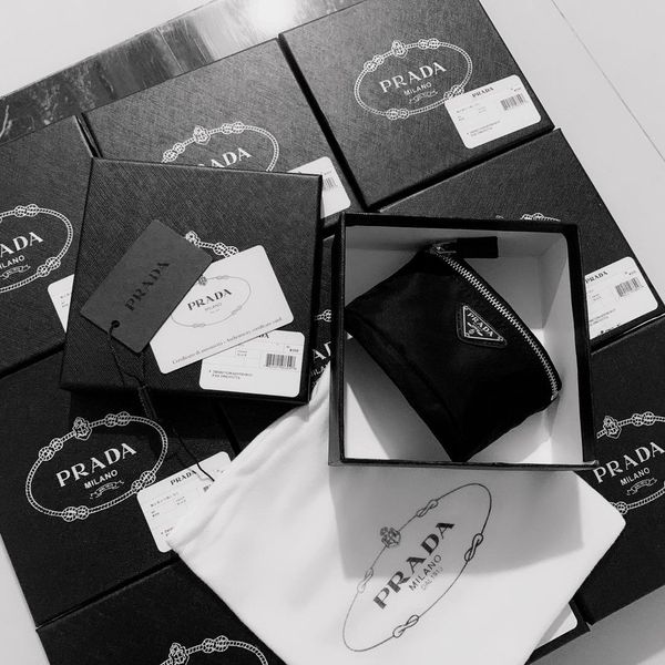 High end fa hion brand de igner luxury prd black inverted triangle logo arm trap bag wri tband coin pur e leeve miland 13 9cm, Silver
High end fa hion brand de igner luxury prd black inverted triangle logo arm trap bag wri tband coin pur e leeve miland 13 9cm, Silver