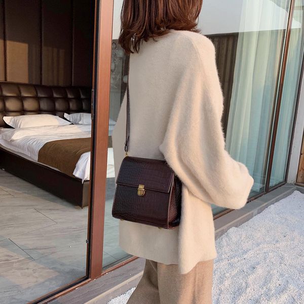 аллигатор текстура маленькая сумка женская новая мода 2020 года широкий пояс одно плечо сумка ретро косой ранец небольшой квадрат
аллигатор текстура маленькая сумка женская новая мода 2020 года широкий пояс одно плечо сумка ретро косой ранец небольшой квадрат