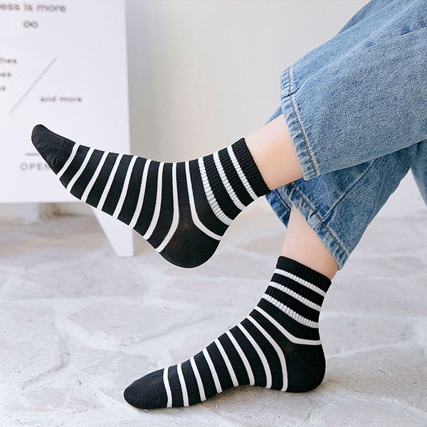 cotton women spring summer socks thin deodorant fashionable college style solid sport casual ankle socks, Black;white 
cotton women spring summer socks thin deodorant fashionable college style solid sport casual ankle socks, Black;white