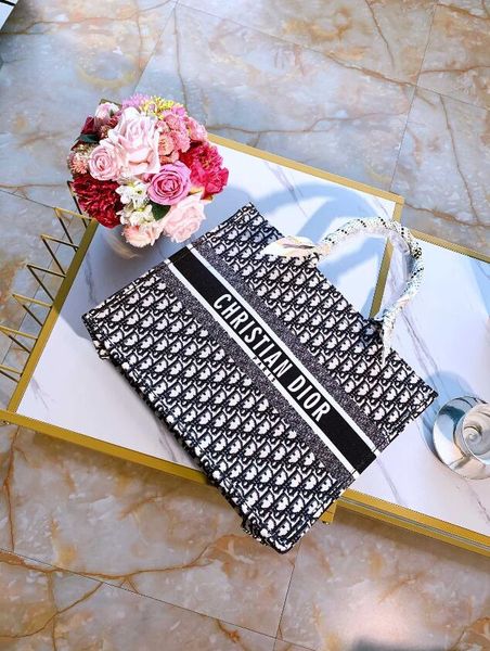 2020fashion classic ladies embroidered double fabric shopping bag accessories scarves style temperament style size :42*32cm
2020fashion classic ladies embroidered double fabric shopping bag accessories scarves style temperament style size :42*32cm