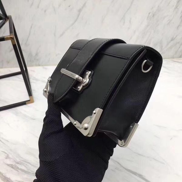 2018 new fashion catwalk bag retro small party bag shoulder slung hit color wild leather handbags ing
2018 new fashion catwalk bag retro small party bag shoulder slung hit color wild leather handbags ing