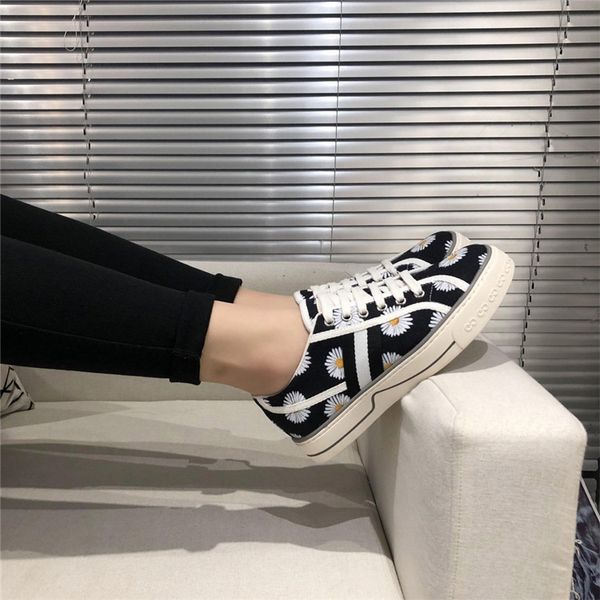 fashion trend luxury platform design women's shoes retro lace-up men's shoes classic daisy flowers canvas shoes size 35-45, Black
fashion trend luxury platform design women's shoes retro lace-up men's shoes classic daisy flowers canvas shoes size 35-45, Black
