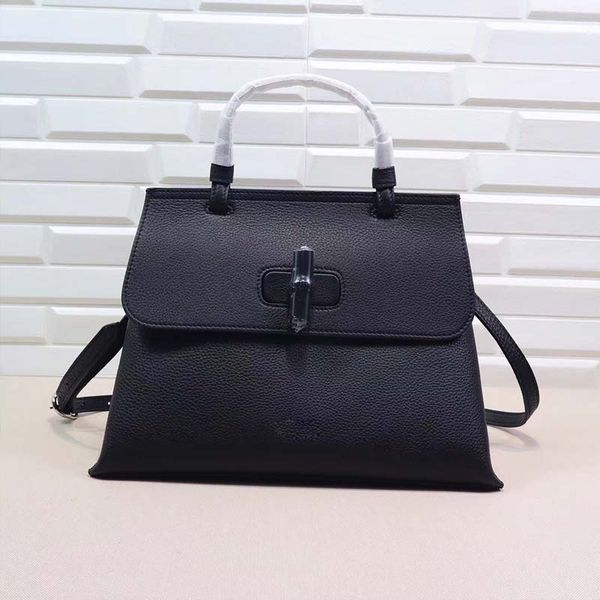 europe and the united states fashion personality lock single handed shoulder skew female litchi litchi
europe and the united states fashion personality lock single handed shoulder skew female litchi litchi