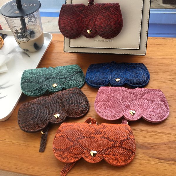 ins folder bag pendant fashion sunglasses portable multifunction snake sun glasses case case strap, Silver
ins folder bag pendant fashion sunglasses portable multifunction snake sun glasses case case strap, Silver