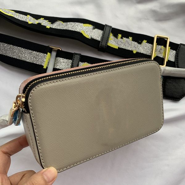 2020 new camera bag versatile zipper color matching shoulder bag cowhide straddle women's bag 
2020 new camera bag versatile zipper color matching shoulder bag cowhide straddle women's bag