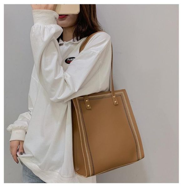 2020 new ladies shoulder bag fashion korean version of large capacity contrast color temperament pu ladies shoulder tote bag
2020 new ladies shoulder bag fashion korean version of large capacity contrast color temperament pu ladies shoulder tote bag