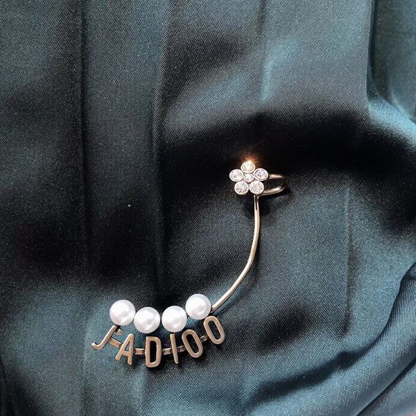 new 2020 crescent bay fringe earring asymmetrical bee temperament female retro size pearl single ear clip, Golden;silver
new 2020 crescent bay fringe earring asymmetrical bee temperament female retro size pearl single ear clip, Golden;silver