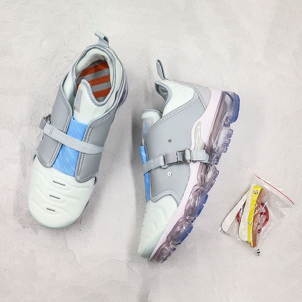 2019 New Paris Plus OA LM Running Shoe White Grey Blue Replace Hook Trainer Sneakers Special Buckle Design Outdoor Designer Jogging Shoes
2019 New Paris Plus OA LM Running Shoe White Grey Blue Replace Hook Trainer Sneakers Special Buckle Design Outdoor Designer Jogging Shoes