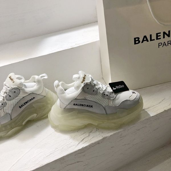 2020 new vm couple high-quality thick bottom sports casual couple air cushion casual sports shoes
2020 new vm couple high-quality thick bottom sports casual couple air cushion casual sports shoes