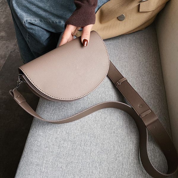 2020 new shoulder bag women's casual fashion korean saddle bag texture retro lady crossbody
2020 new shoulder bag women's casual fashion korean saddle bag texture retro lady crossbody