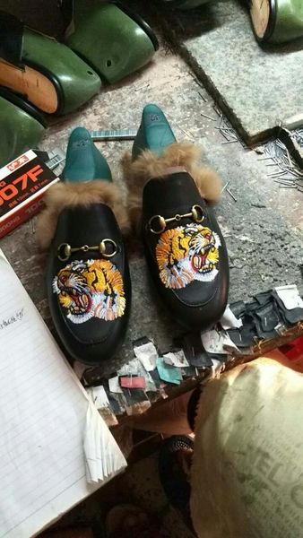 princetown slippers woman genuine leather flat base slipper lady rabbit hair mules shoes warm slippers at home lazy fur slippers man unisex, Black
princetown slippers woman genuine leather flat base slipper lady rabbit hair mules shoes warm slippers at home lazy fur slippers man unisex, Black