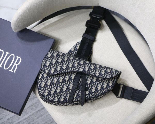 new lady's saddle bag 7a high-end custom quality diagonal cross bag exquisite lines of calfskin fashion style with long shoulder strap
new lady's saddle bag 7a high-end custom quality diagonal cross bag exquisite lines of calfskin fashion style with long shoulder strap