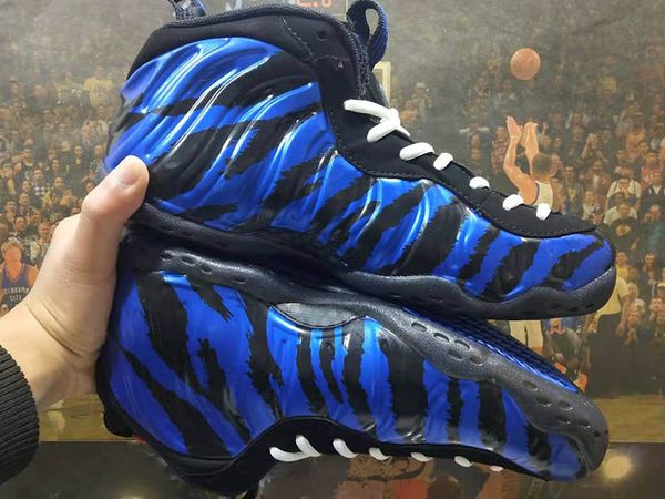 2019 New Penny Hardaway Memphis Tigers Blue Black tiger stripes Mens Sports Sneakers Foam One QS Designer Men Basketball Sneakers size 8-12
2019 New Penny Hardaway Memphis Tigers Blue Black tiger stripes Mens Sports Sneakers Foam One QS Designer Men Basketball Sneakers size 8-12