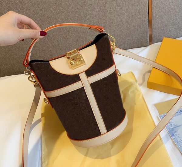 дизайнерская сумочка мода дамы сумка диагональный пакет высокое качество кожи роскошный мешок ведра l цветок новый бесплатная доставка
дизайнерская сумочка мода дамы сумка диагональный пакет высокое качество кожи роскошный мешок ведра l цветок новый бесплатная доставка