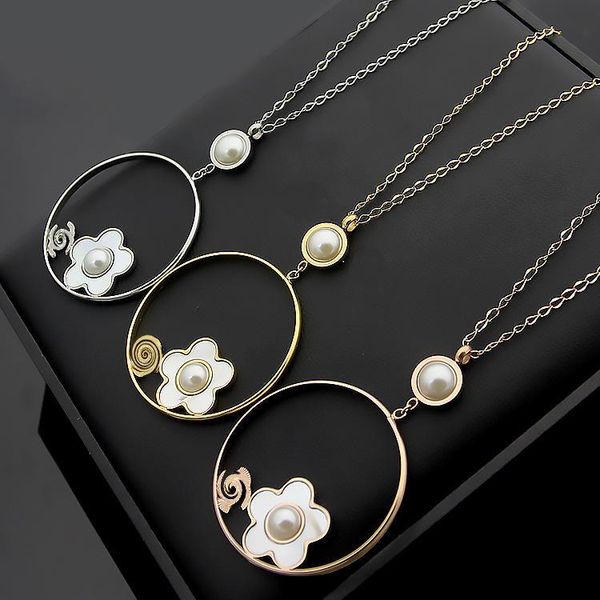 2020 designer c letter white pearl hanging circle small flower necklace women's white shell camellia necklace, Silver
2020 designer c letter white pearl hanging circle small flower necklace women's white shell camellia necklace, Silver