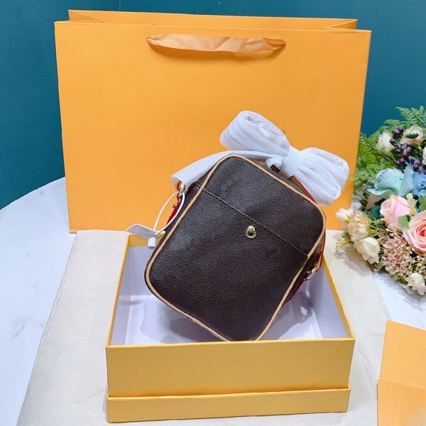 2020 Designer High Quality Brand Women Cross Body Bags Vintage Shoulder Bag Messenger Bag Classical Totes
2020 Designer High Quality Brand Women Cross Body Bags Vintage Shoulder Bag Messenger Bag Classical Totes
