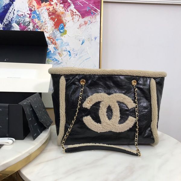 classic women's shopping bag, one shoulder bag, light gold metal chain fashion style with very personality burst skin lamb hair in one
classic women's shopping bag, one shoulder bag, light gold metal chain fashion style with very personality burst skin lamb hair in one