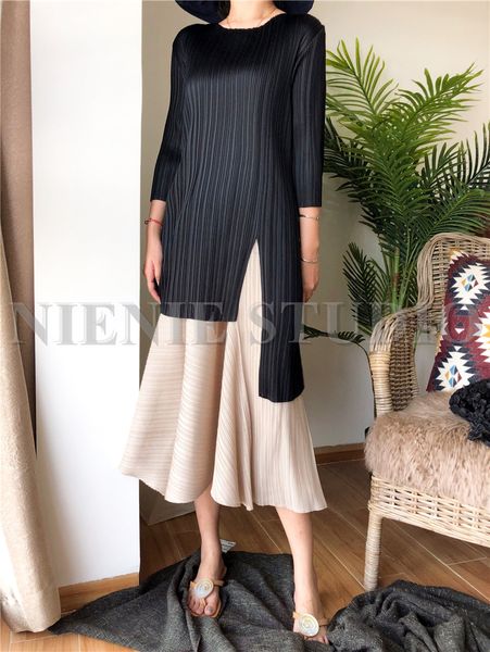 miyake pleated meat covered thin 7-point sleeve round neck diagonal shoulder split and irregular black top, White
miyake pleated meat covered thin 7-point sleeve round neck diagonal shoulder split and irregular black top, White