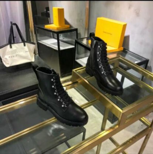2019 latest style women's boots, fashion diamond buckle matching, fabric imported calf leather, inner sheepskin, Black
2019 latest style women's boots, fashion diamond buckle matching, fabric imported calf leather, inner sheepskin, Black