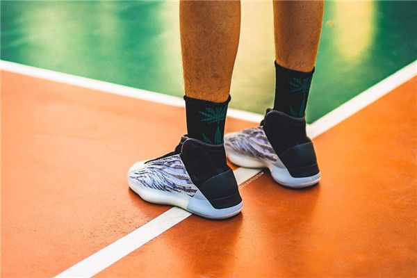 new release kanye west 3m zebra qntm quantum men basketball shoes static reflective sports trainer women designer sneaker
new release kanye west 3m zebra qntm quantum men basketball shoes static reflective sports trainer women designer sneaker