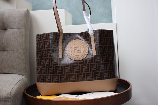 the new lady's handbag 7a high-end custom quality handbag fashion style interior space spacious, double handle can be carried or carrie
the new lady's handbag 7a high-end custom quality handbag fashion style interior space spacious, double handle can be carried or carrie